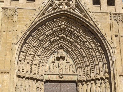 Huesca. El Ayuntamiento y el arca de insaculación. Las Cortes de Huesca de 1247 y los Fueros de Aragón. La Catedral y Vidal de Canellas. San Pedro el Viejo y el Grial. La Universidad Sertoriana