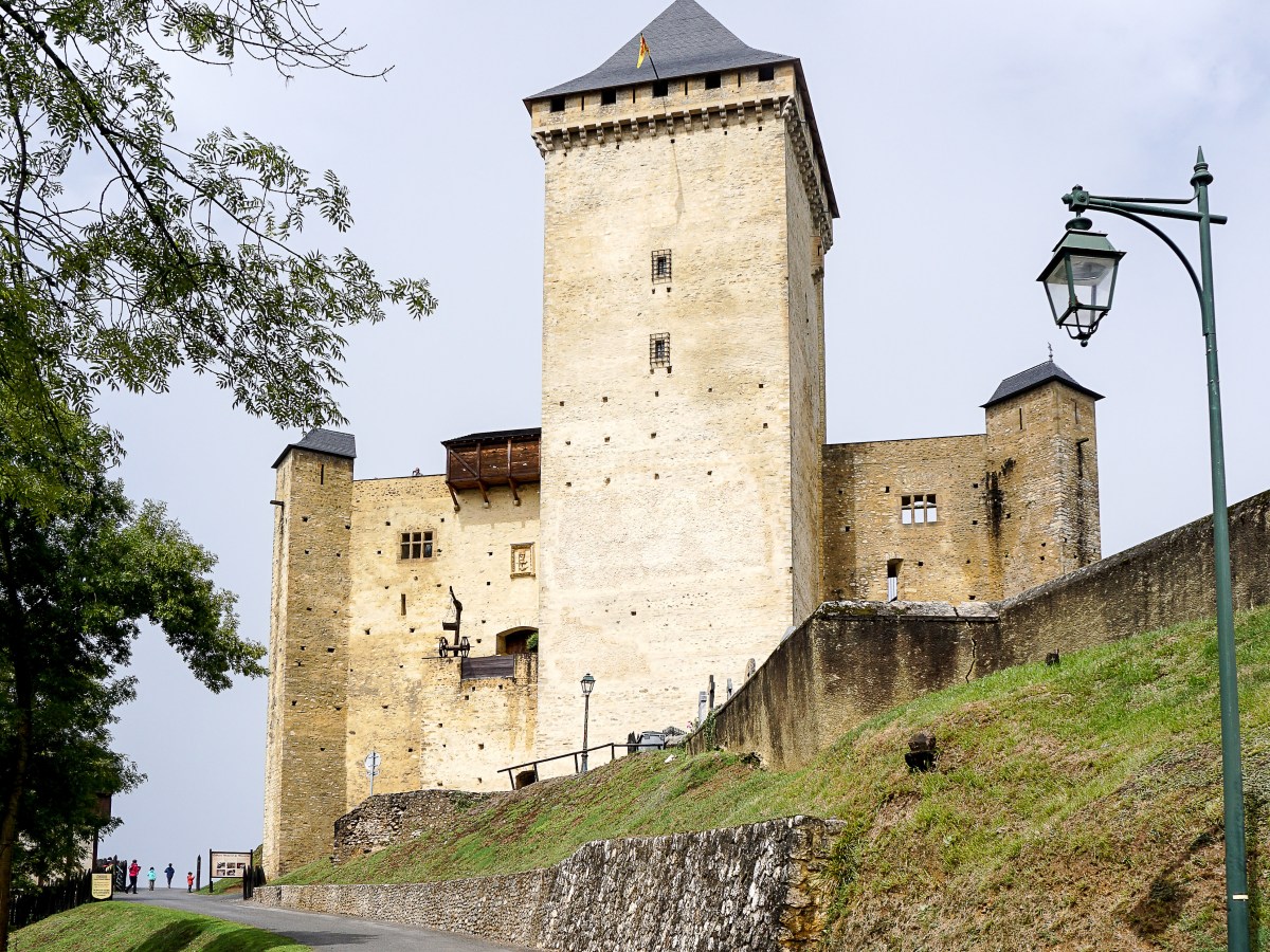 Castillo de Mauvezin y la abadía de Escaladieu. La lengua occitana