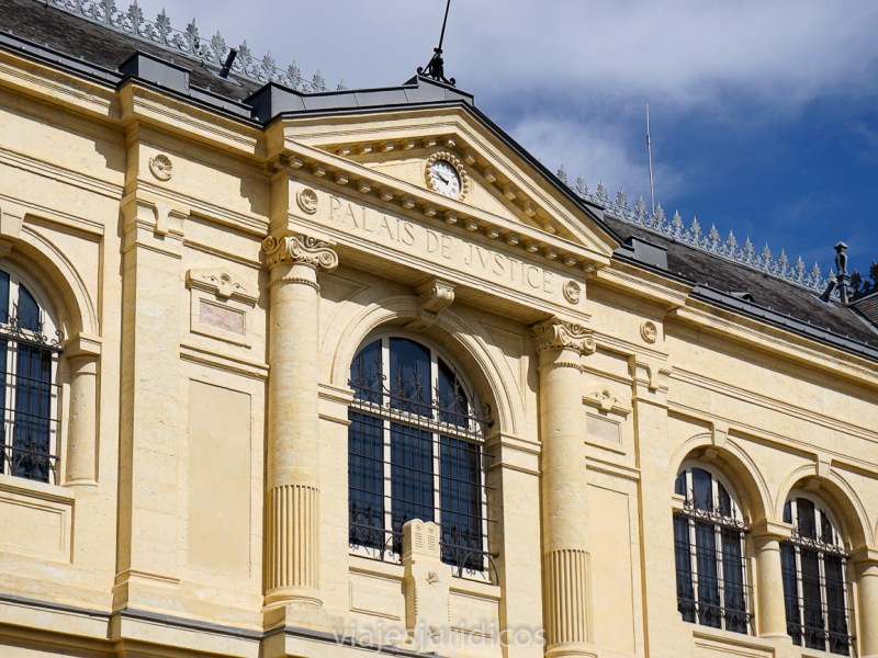 Auch, la ciudad junto al río Gers. El palacio de justicia. La catedral, la torre del tribunal y una escalera monumental
